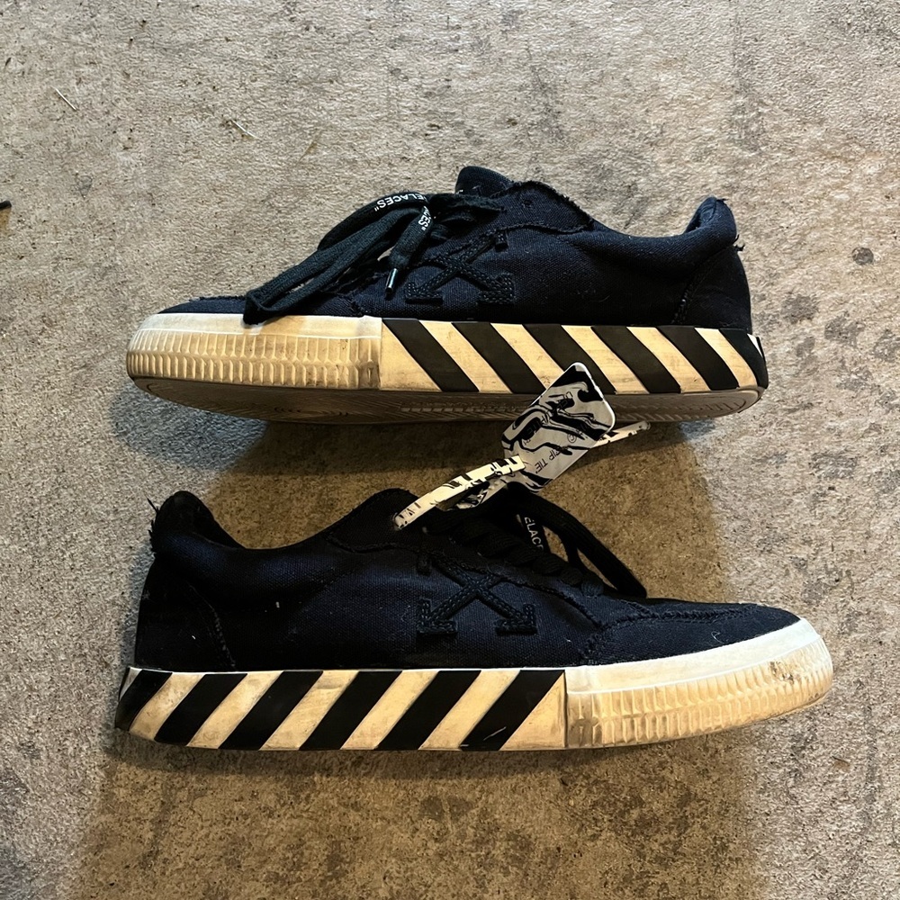 Off-White Black Low-Top Sneakers with Diagonal Stripe Midsole image 2